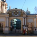 Вход в подворье Свято-Троицкой Александро-Невской Лавры
